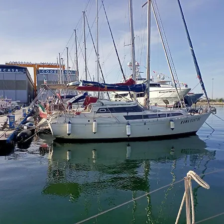 Bed & Boat Brezza Del Mare Hotel Viareggio Exterior photo